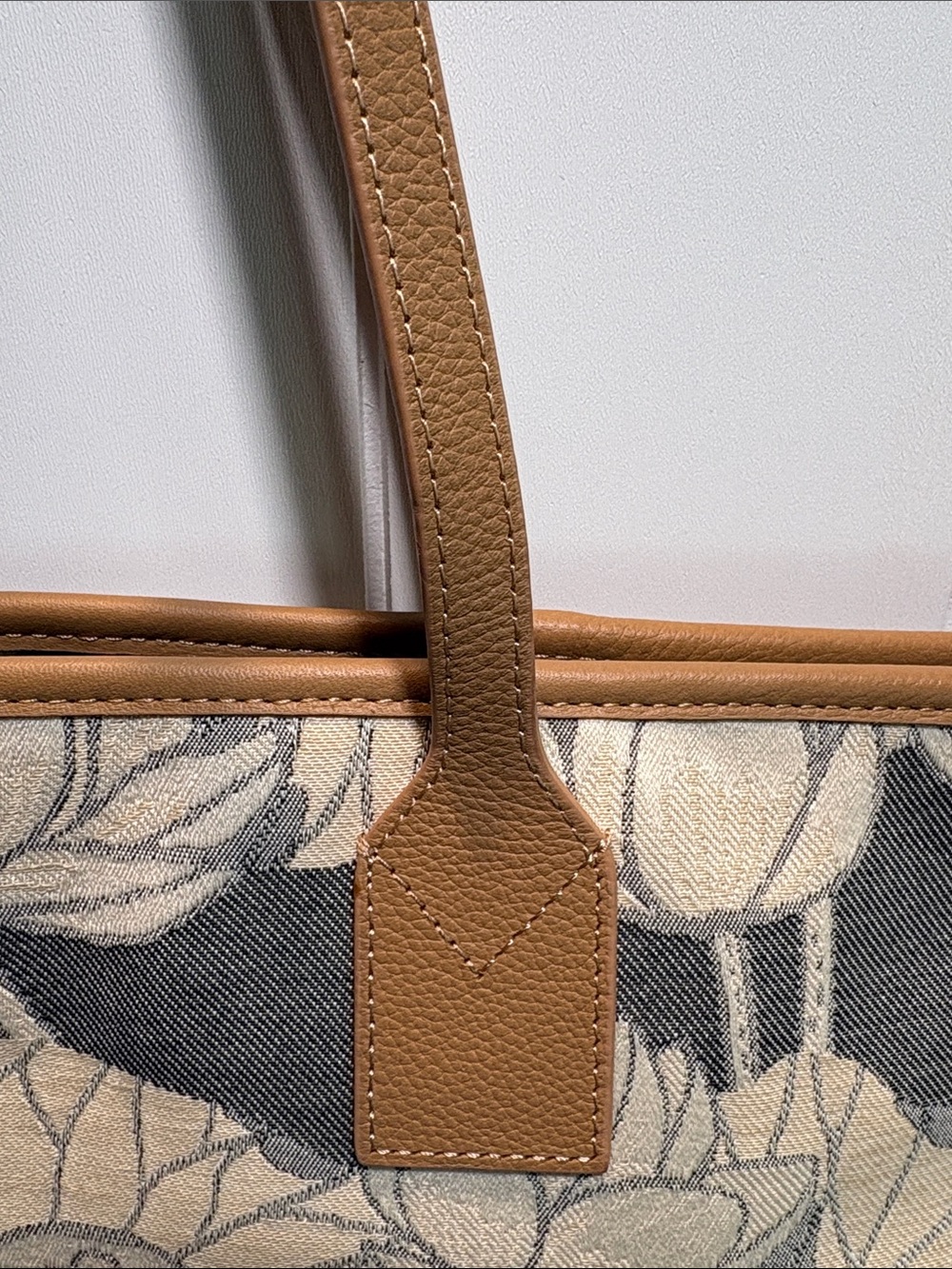 NWOT Jim Thompson floral lotus pattern and leather tote zip closure - Picture 3 of 8